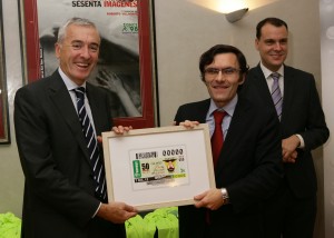 El vicepresidente ejecutivo de la Fundación ONCE, ALberto Durán y el presidente del Club Akiles, Jesús Ajuria sosteniendo la imagen del cupón