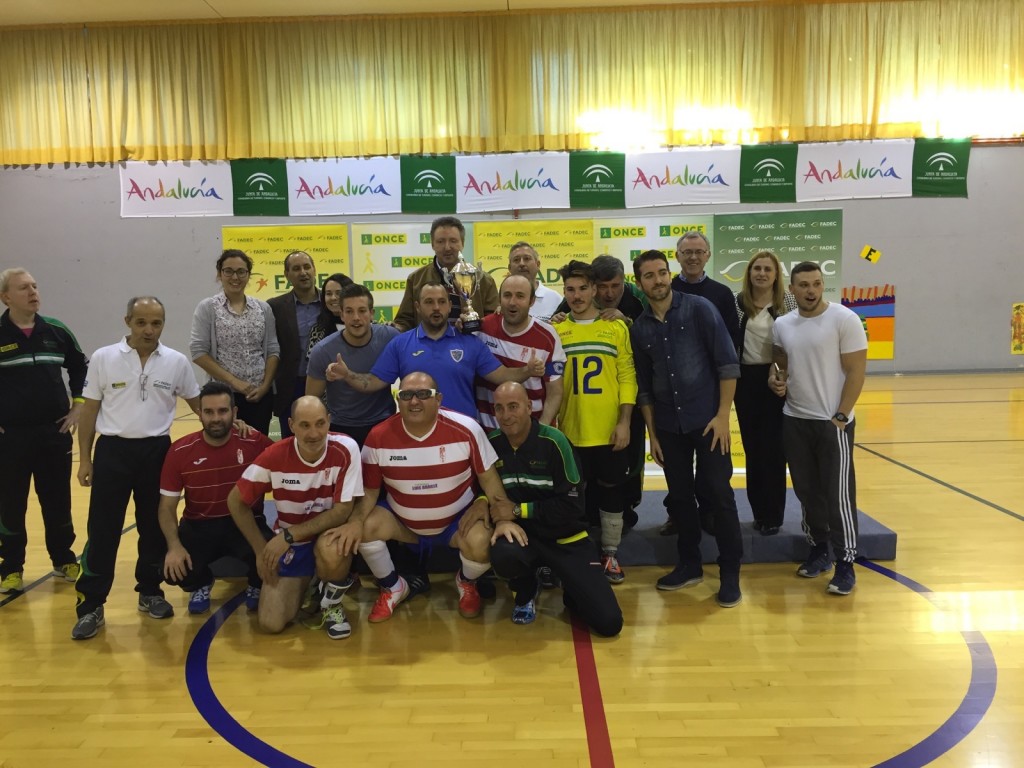 Foto de los jugadores de los equipos ganadores en la VII Copa Andaluza de fútbol para ciegos 