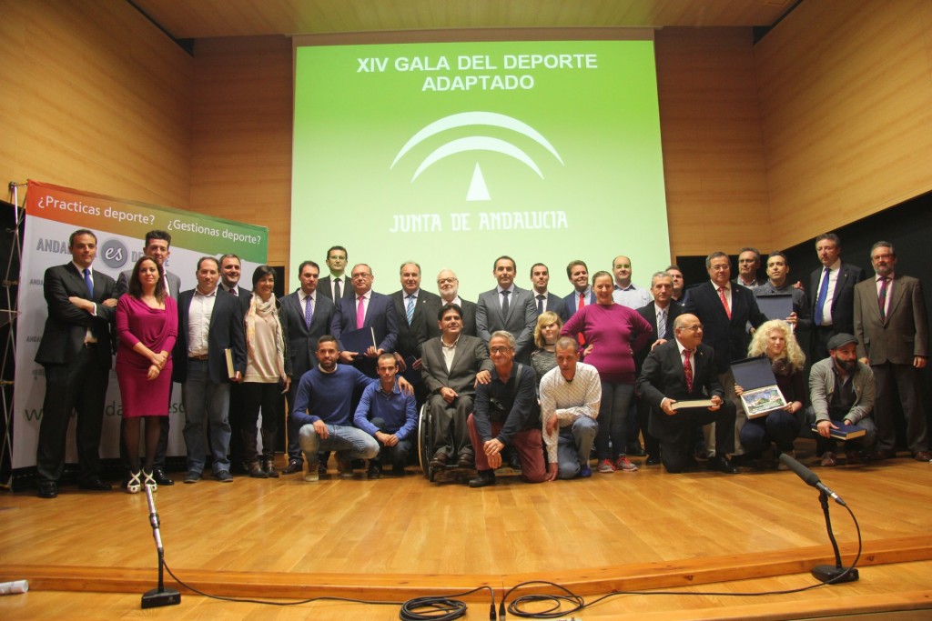 Foto familia con organizadores, entes públicos y premiados de la XIV Gala del Deporte Adaptado de la Provincia de Sevilla