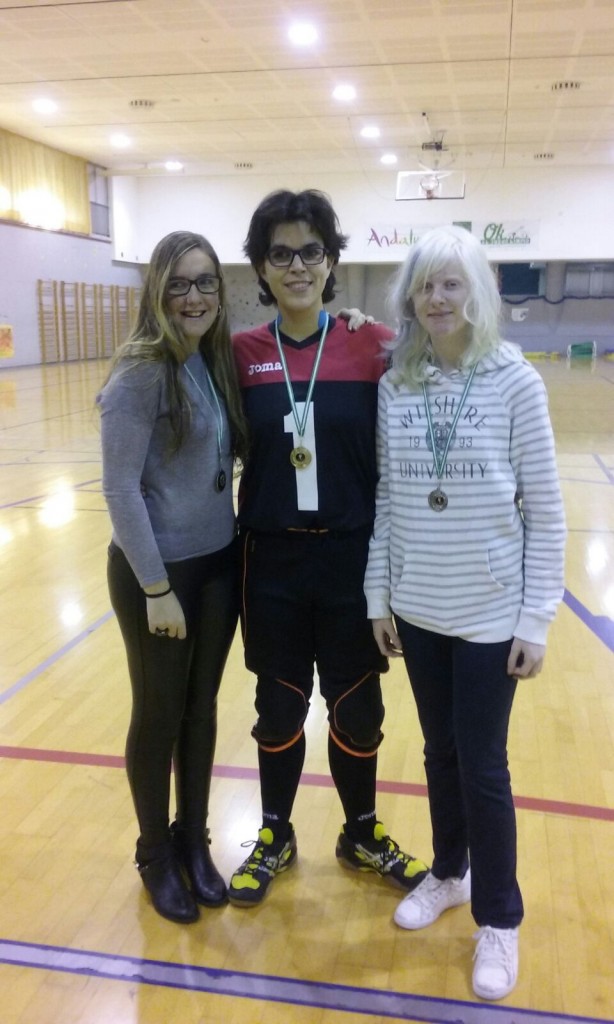 Tres integrantes del equipo ganador en la categoría femenina en el VII Campeonato de Goalball de Andalucía con las medallas obtenidas 