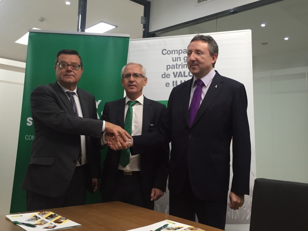Saludo tras la firma entre el director general de Fundación ONCE, el director general del Betis y el delegado territorial de la ONCE en Andalucía