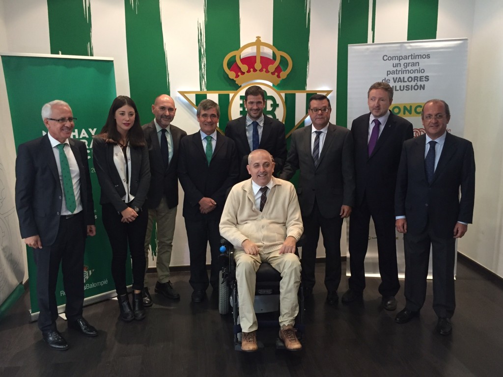 Foto de familia de los responsables del Betis, ONCE y Fundación ONCE