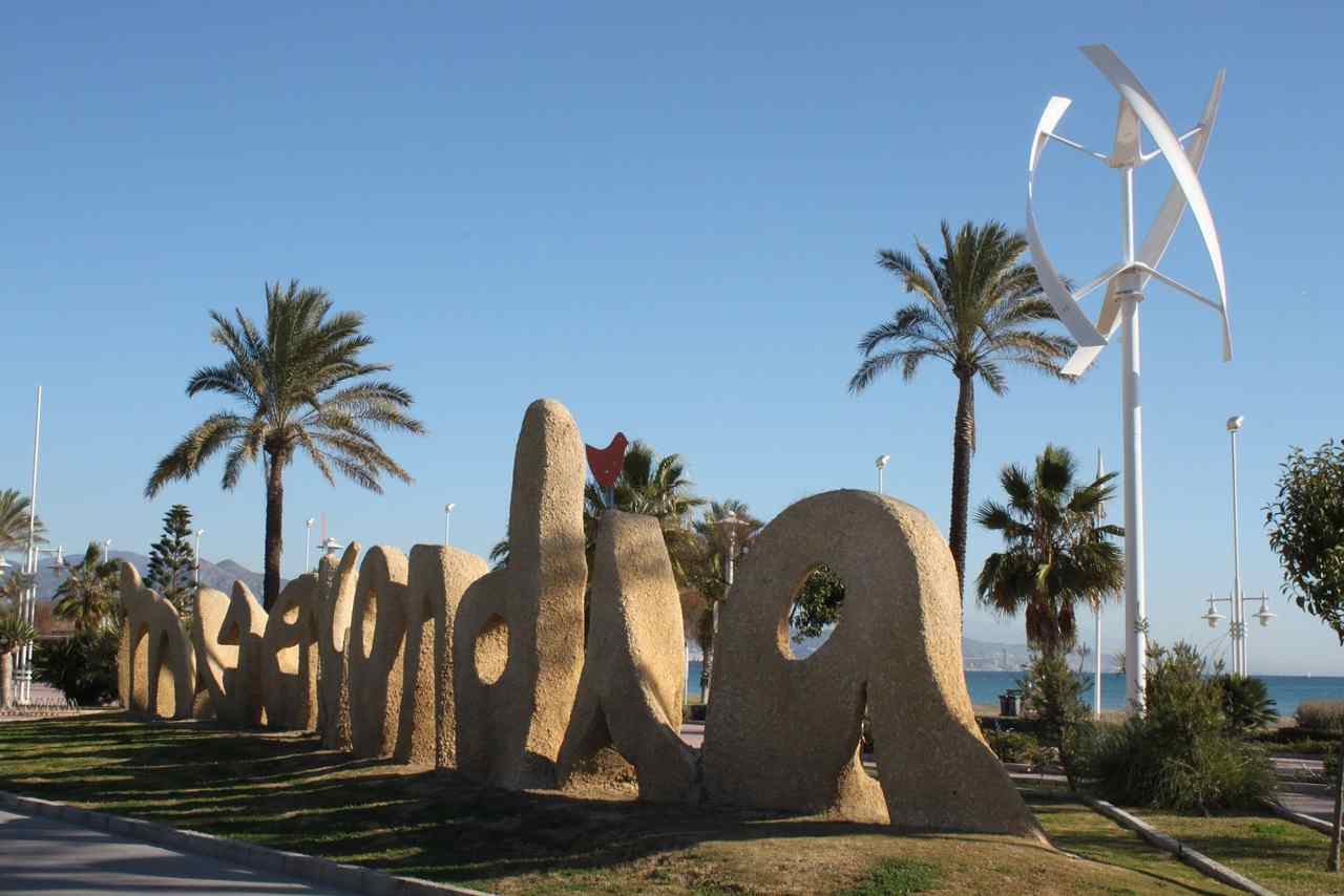 El nombre la Misericordia en piedra en la rotonda que da acceso a la playa