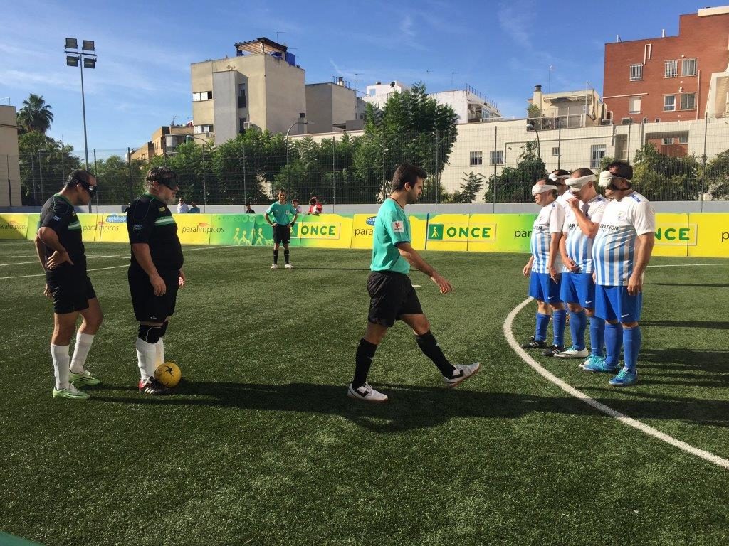 Una jugada en el partido Granada-Málaga de B1