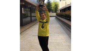 Cristina Calleja orgullosa con su trofeo